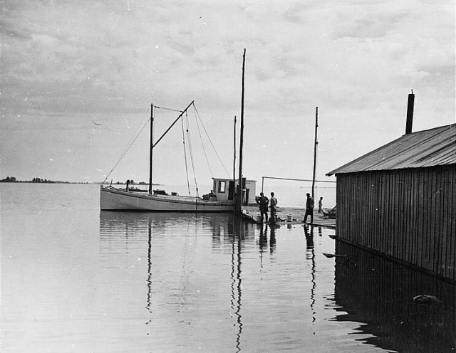 Oyster Buyboat Pier.jpg Side