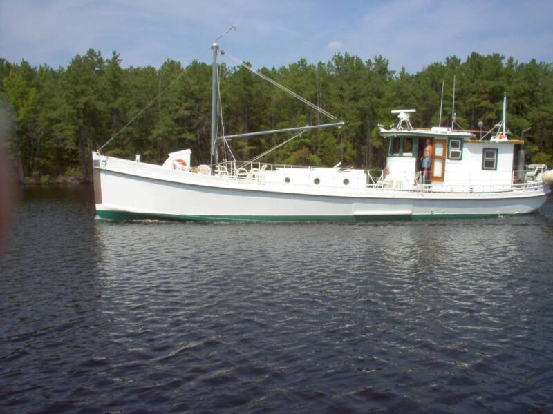 Oyster Buyboat PropWash on ICW.jpg