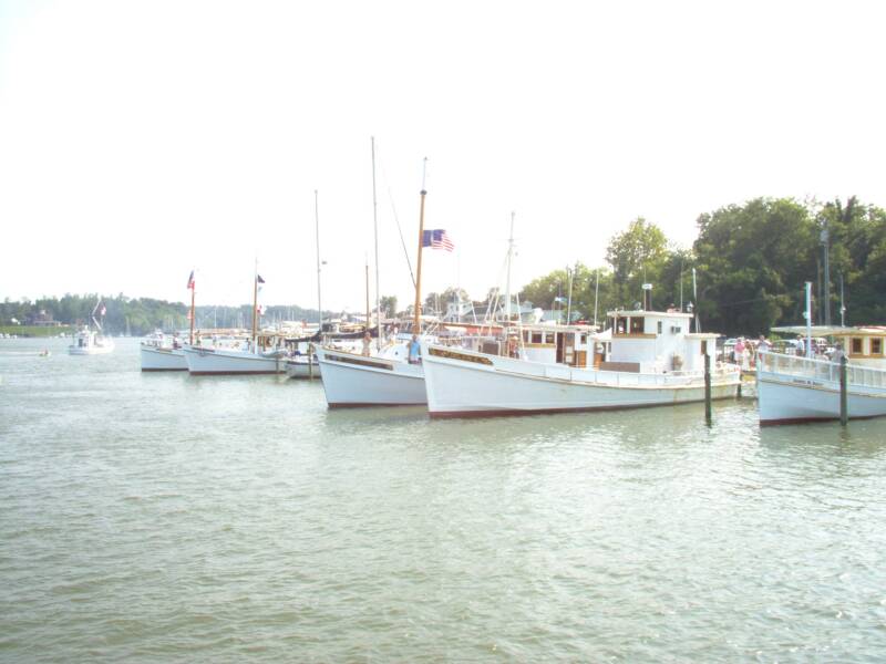 buyboats at pier in Urbanna 2007.jpg