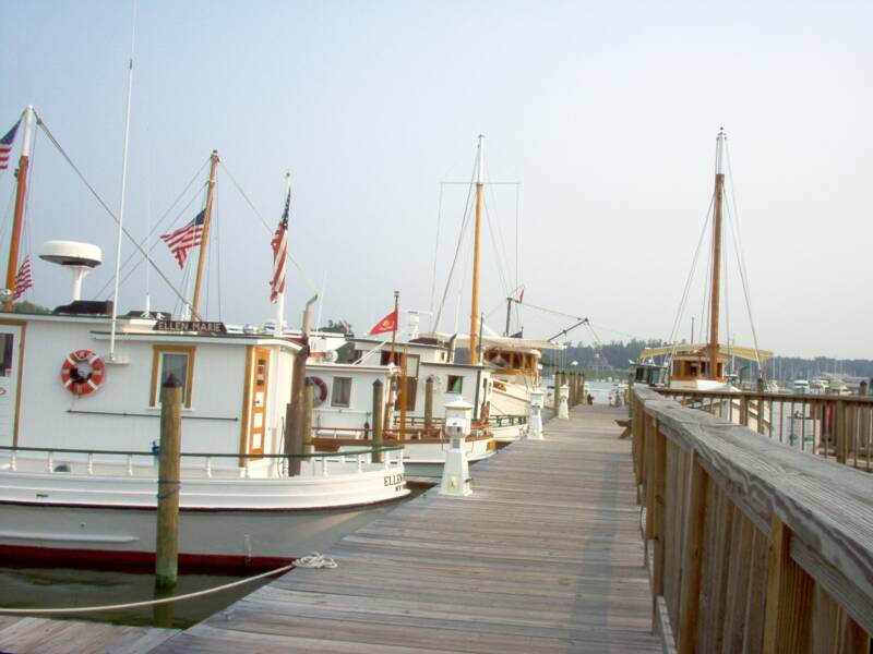 buyboats at pier in Urbanna 2007.jpg